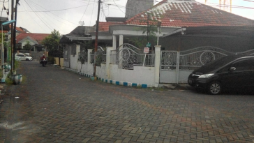 Rumah di Simpang Darmo Permai Selatan 13, Hook